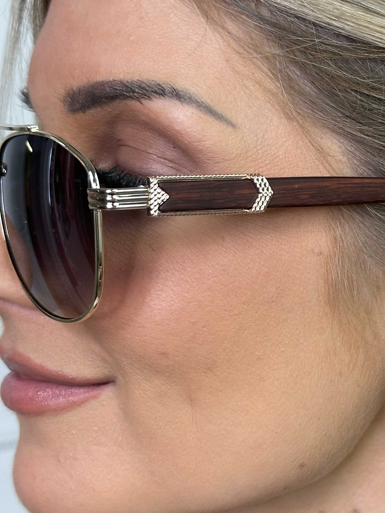 Lindas - Solglasögon i guld med båge i trälook